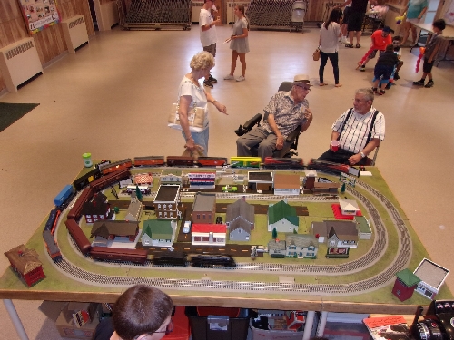The layout at the Bellmore Presbyterian Church in Bellmore New York September 2016 Event has plenty of accessories which is run by NLOE Lionel Club Ambassador Lionel Club Ambassador NLOE at the Bellmore Presbyterian Church in Bellmore New York September 2016 Event share their layout with plenty of accessories