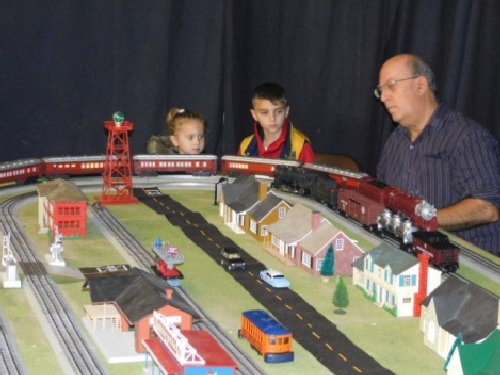 At the Winter kids came by the modular layout so they could see the train sets running which were operated by the Nassau Lionel Operating Engineers Lionel Club Ambassador NLOE Lionel Club Ambassador drew kids to the modular layout so they could see the train sets at the Winter Craft Fair in November 2016