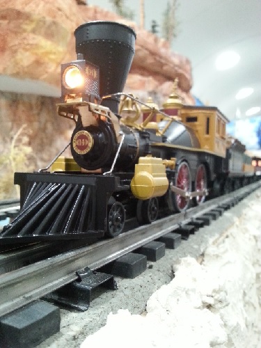 The Western Union Telegraph locomotive from 6-81264 train set is pulling the trains cars down the tracks in the TTOS-SSD product review In the TTOS-SSD Club Ambassadors to Lionel product review the Western Union Telegraph locomotive from 6-81264 train set is pulling the trains cars down the tracks