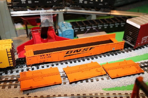 Chicagoland Lionel Railroad Club Lionel Ambassador Club showing Ends folded in for extended load of the Lionel Covered Gondola 6-81891 Showing Ends folded in the Lionel Covered Gondola 6-81891 shown by the Lionel Ambassador Club CLRC in their Product Review