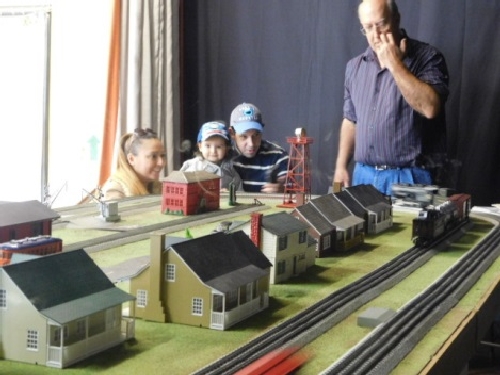 In November of 2016 at the Winter Craft Fair the modular layout set up by the NLOE Lionel Club Ambassador had lots of accessories for all to see